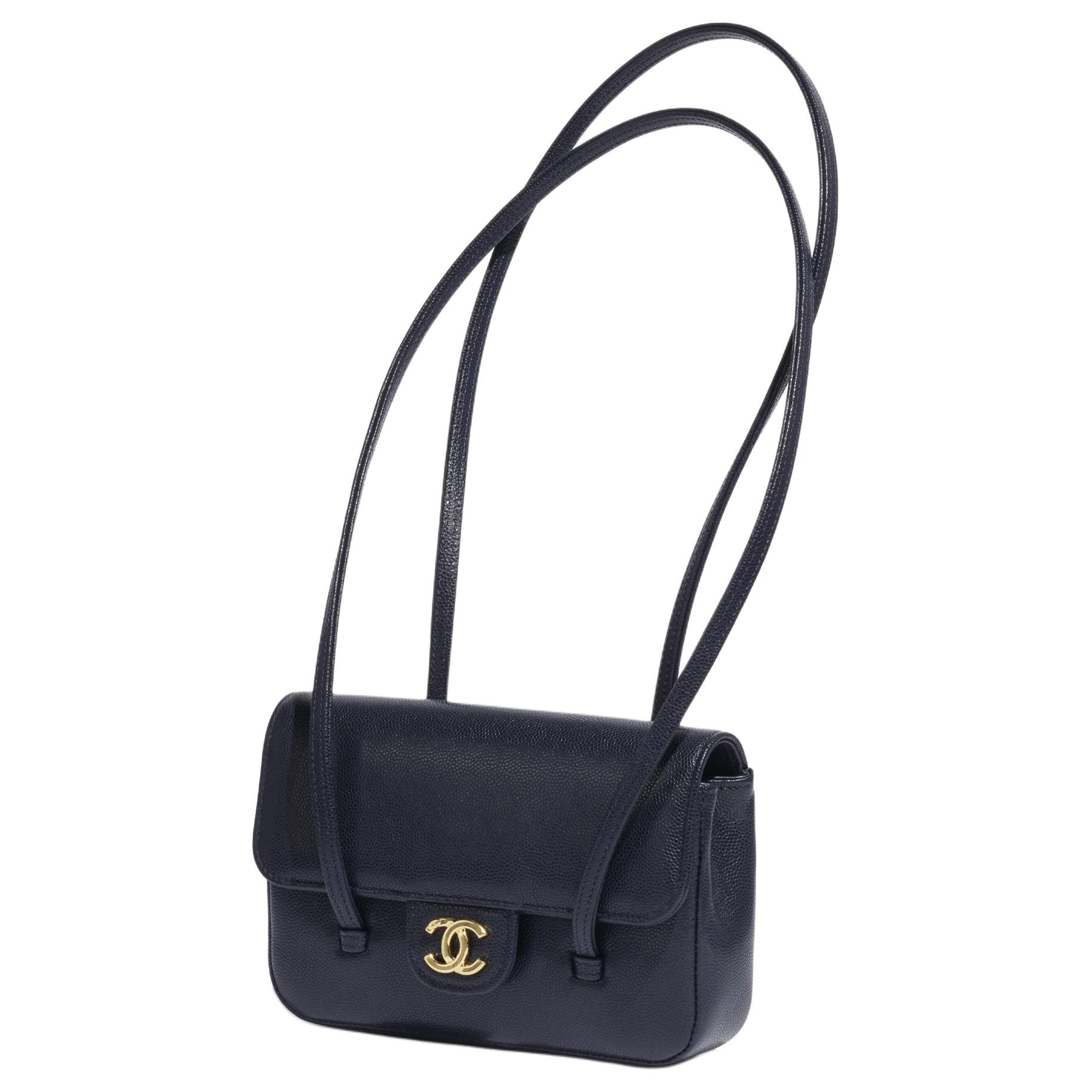 CHANEL Сумка через плечо Grain Embossed Shiny Calfskin & Gold Metal, женская, темно-синяя — фото 2