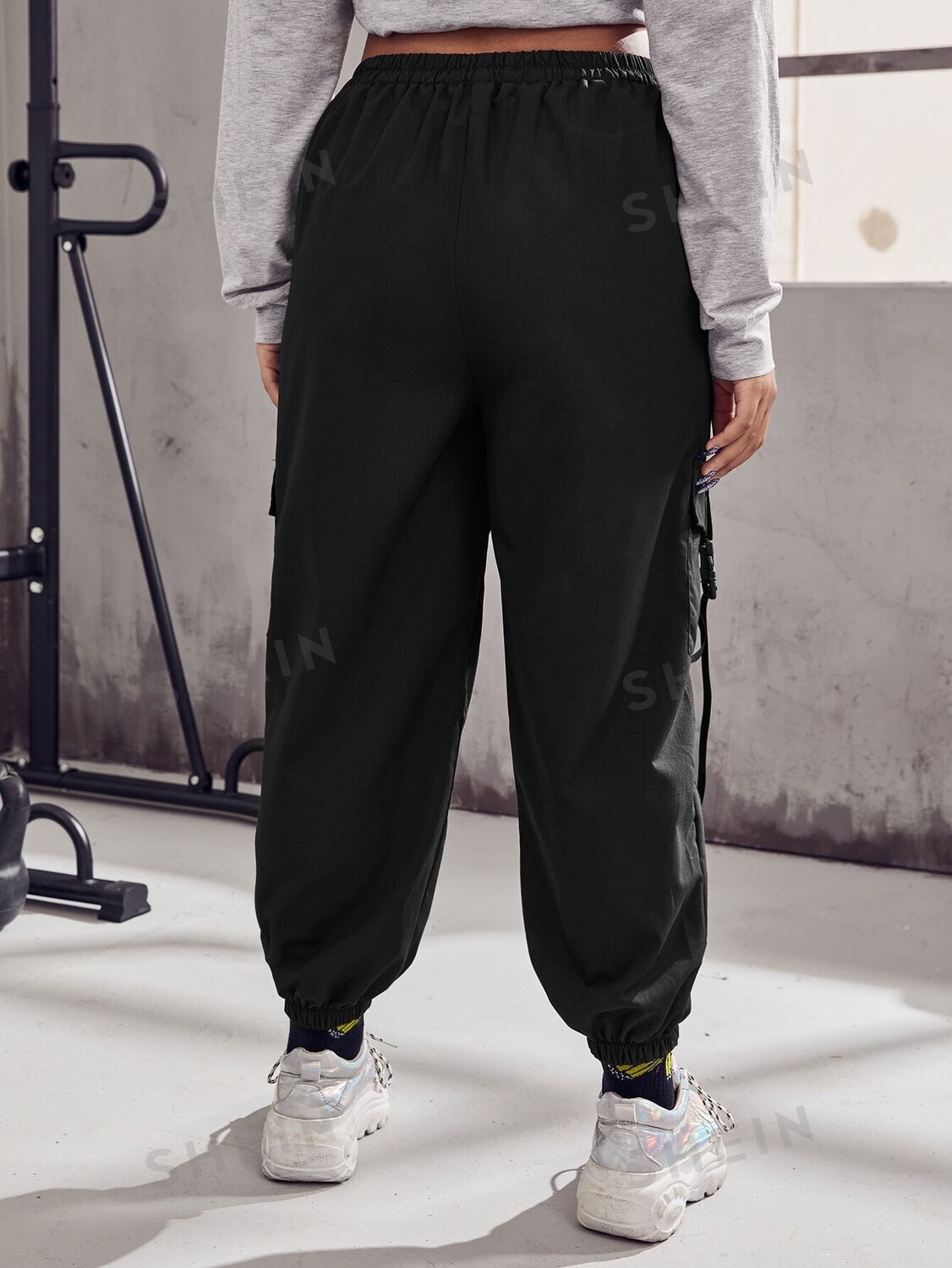 

Брюки-карго EZwear с кулиской на талии Сумка с клапаном, ленточным декором, имеет замок, больших размеров Shein, черный