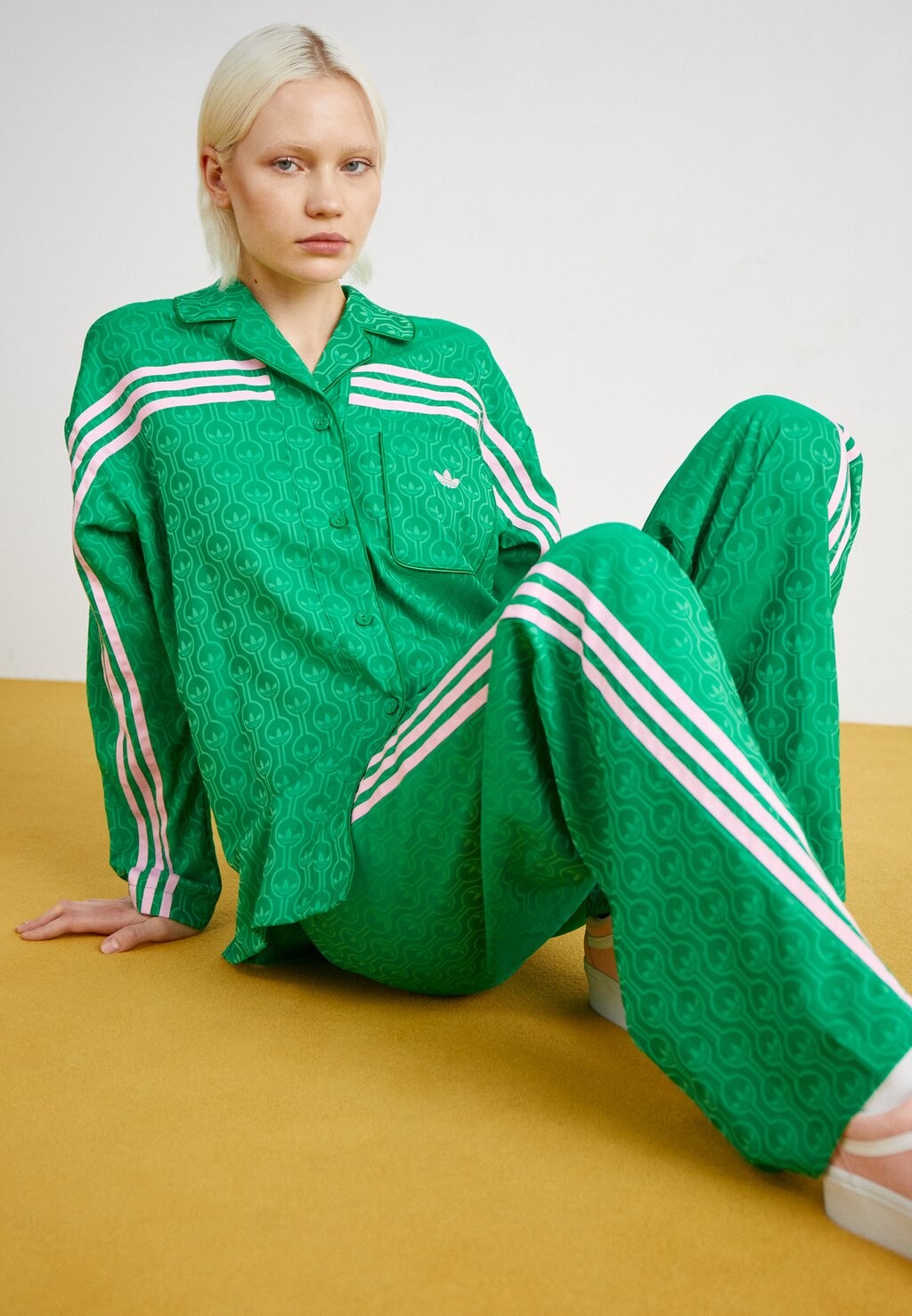 

Брюки PANT adidas Originals, зеленый