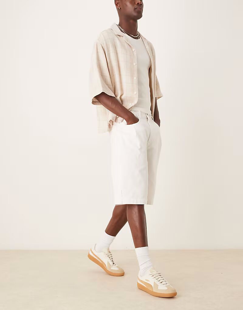 

Длинные джинсовые шорты ASOS DESIGN белого цвета со складками