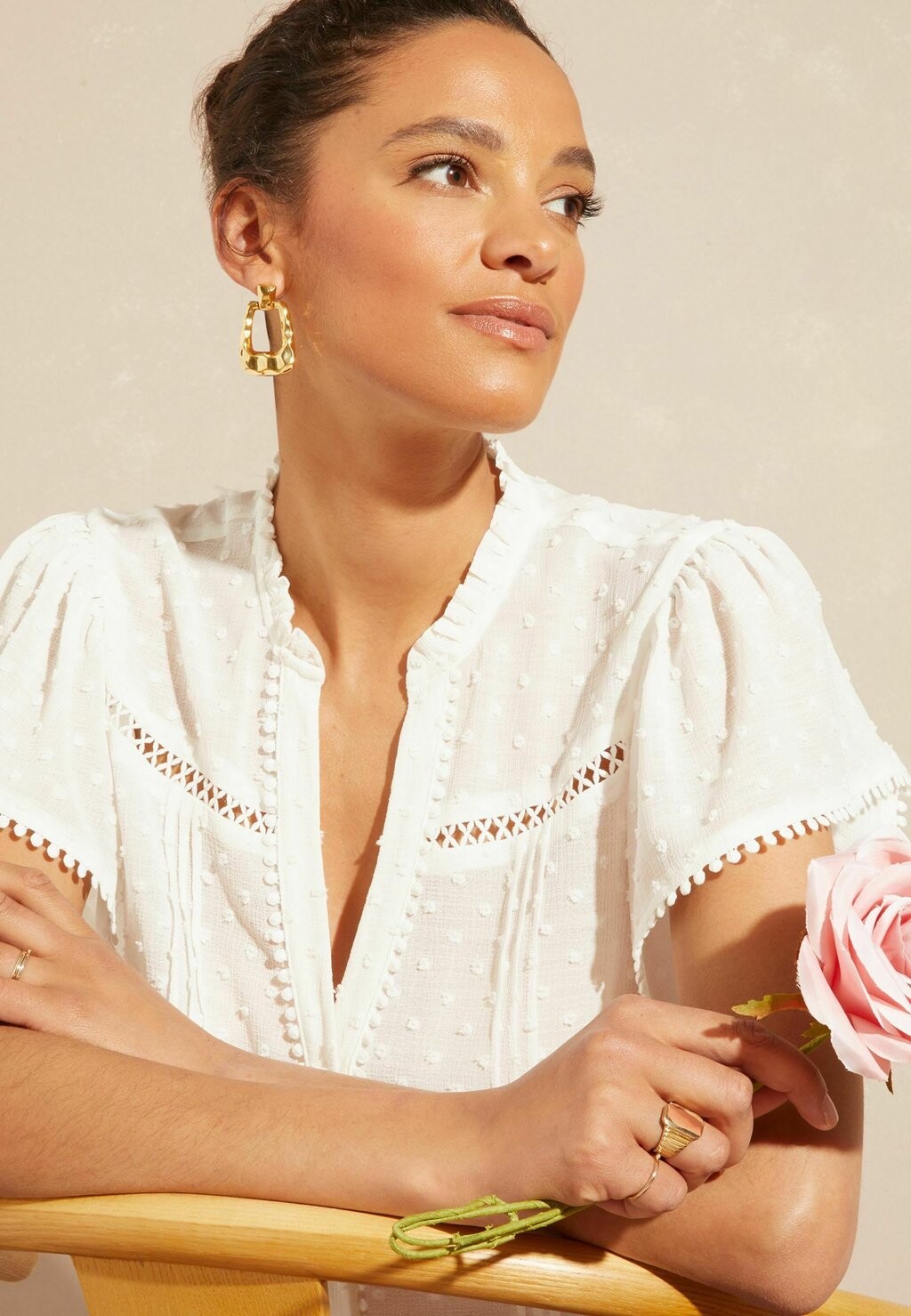

Рубашка-блузка DOBBY SPOT RUFFLE V NECK FLUTTER SLEEVE REGULAR FIT Love & Roses, белый