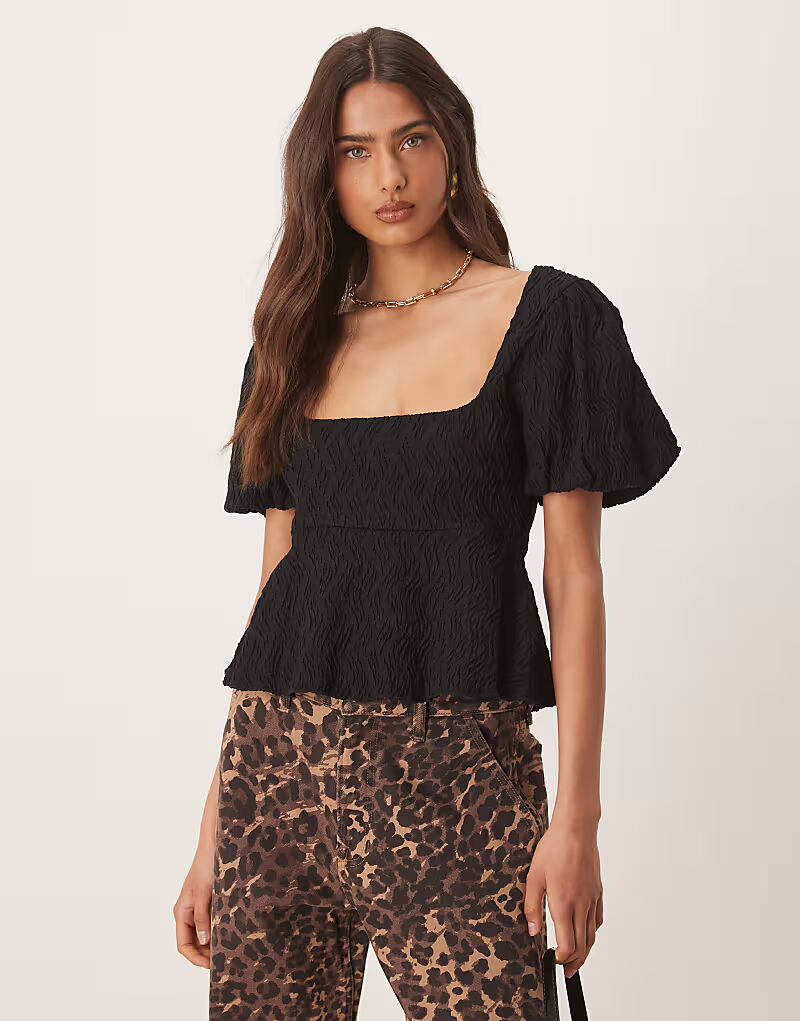 

Топ Gina Tricot wavy textured jersey with puff sleeves and peplum hem in black