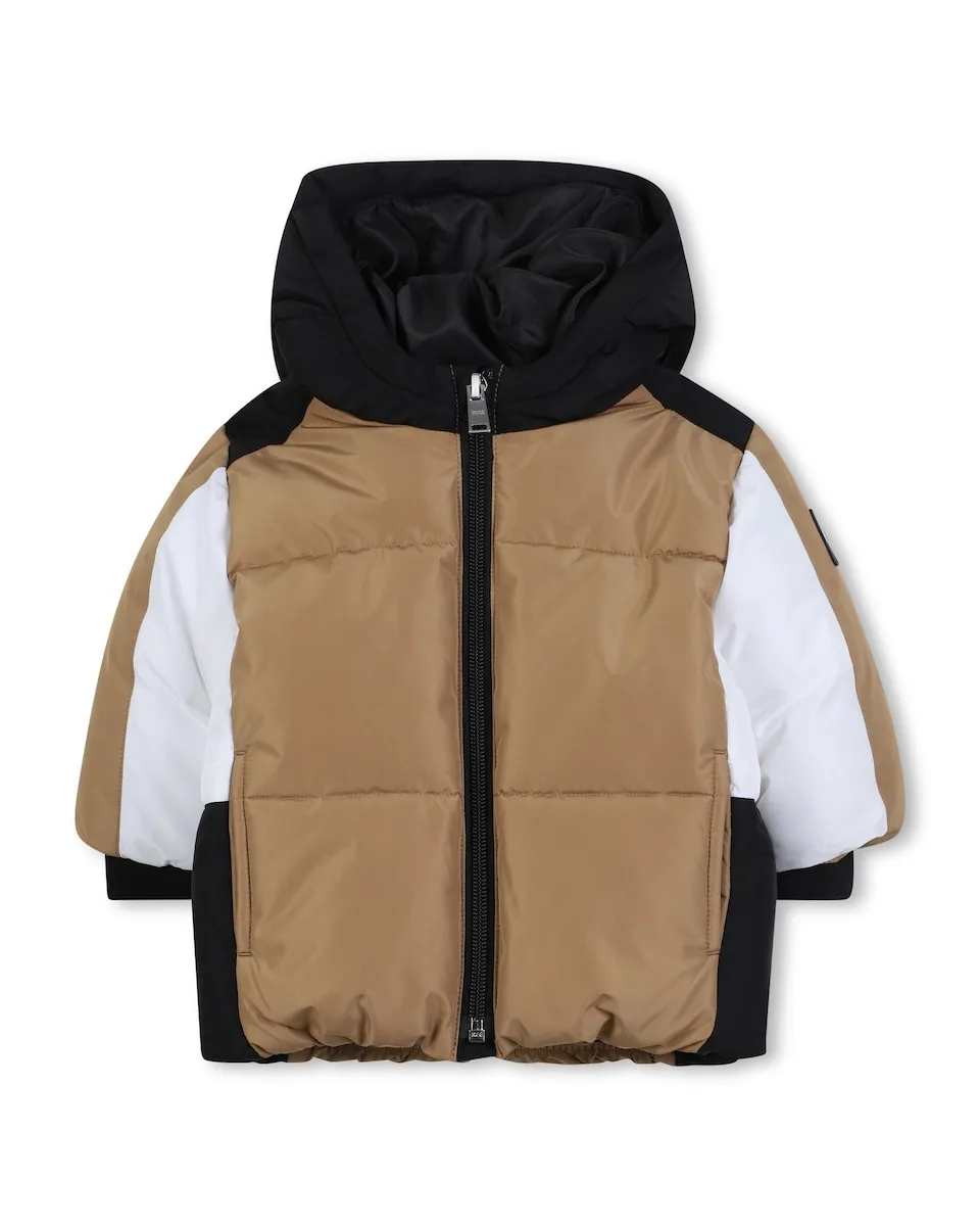

Детский пуховик в стиле колор-блок с капюшоном BOSS Kidswear, светло-коричневый