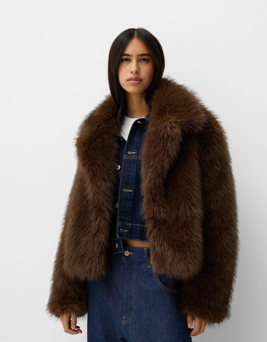 

Куртка из искусственного меха с воротником-лацкан Bershka, коричневый