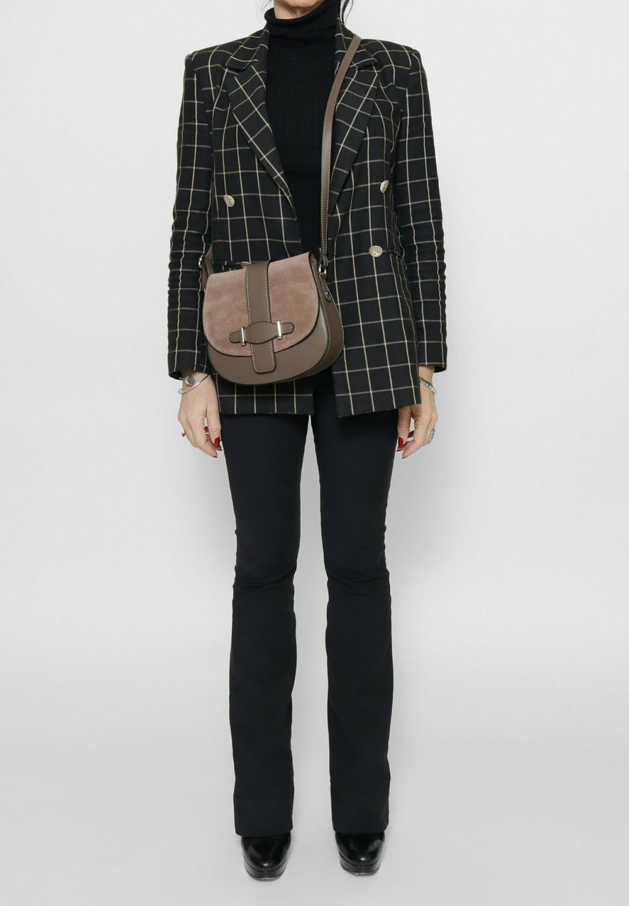 

Сумка кросс-боди Chiara Ferretti Cross body bag, L Taupe Scuro/Taupe