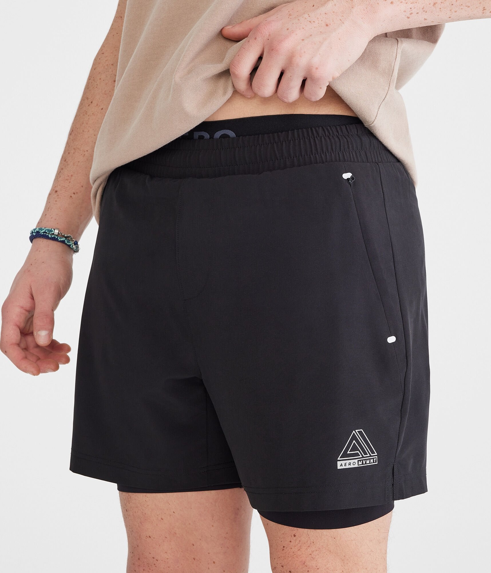 

Aeropostale Mvmnt 2-в-1 гибридные активные шорты 5,5", черный