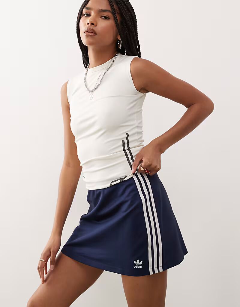 

Мини-юбка Adidas Originals Adicolor с тремя полосками в цвете ночной индиго/белый