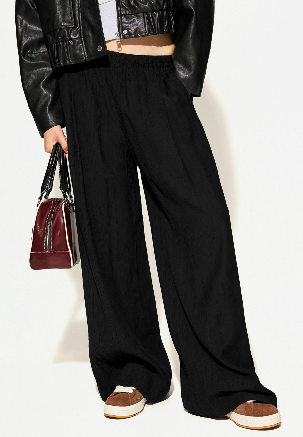 

Брюки WIDE-DRAWSTRING Bershka, черный