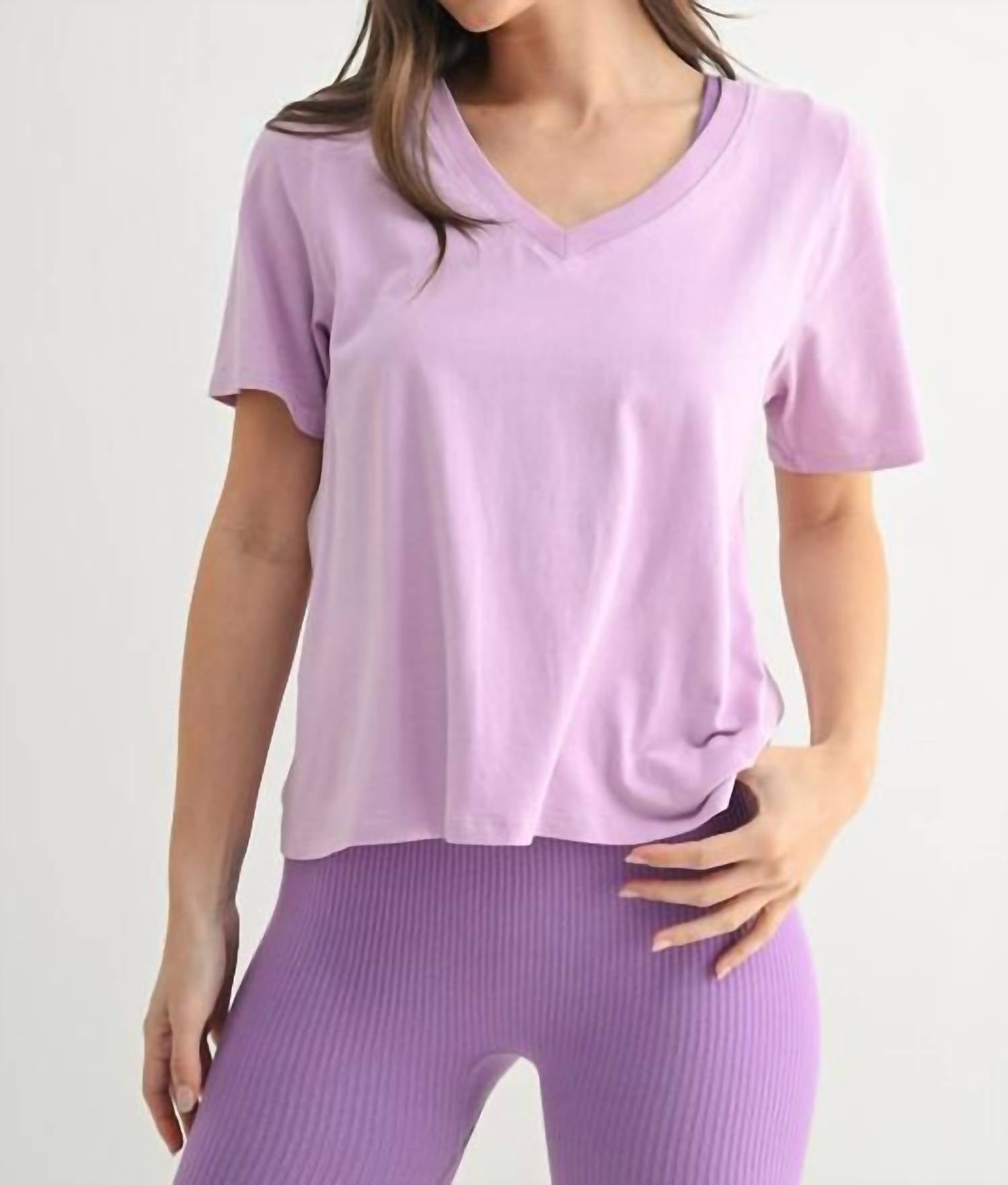 

Футболка с V-образным вырезом в цвете орхидея Mono b, Orchid Bloom