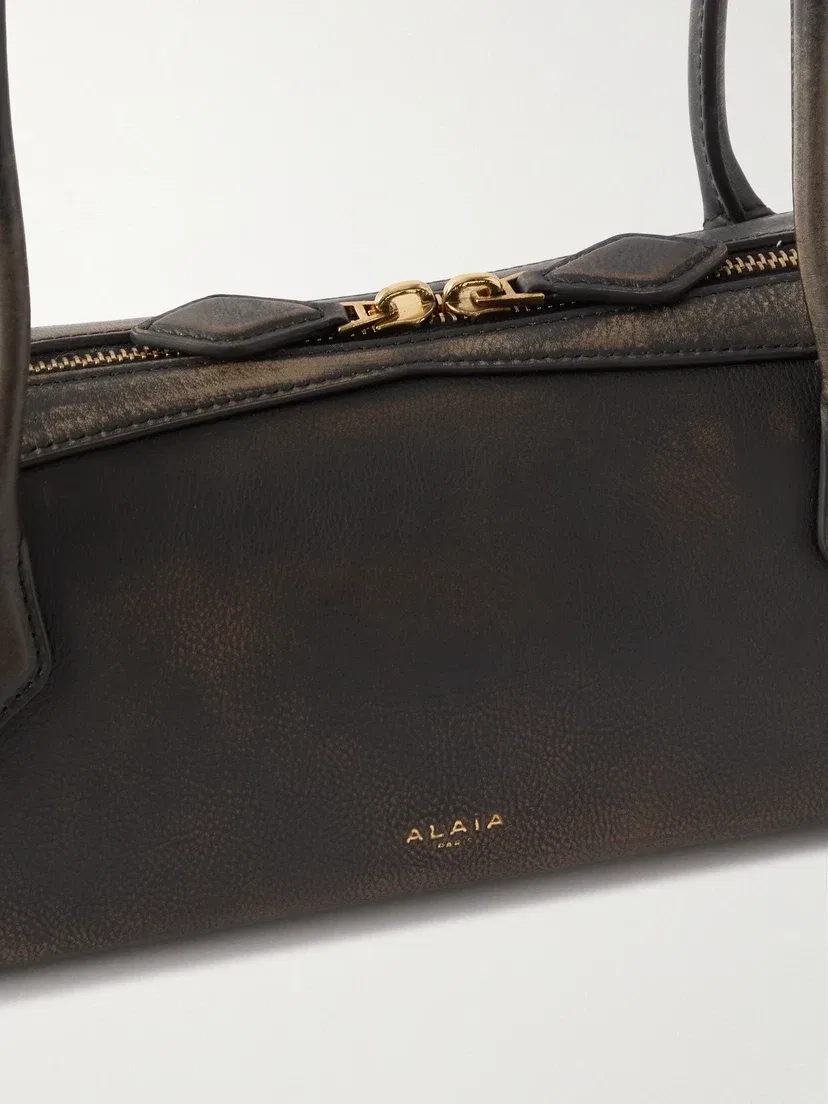 Средняя сумка на плечо Le Teckel из текстурированной кожи Alaïa, коричневый — фото 4