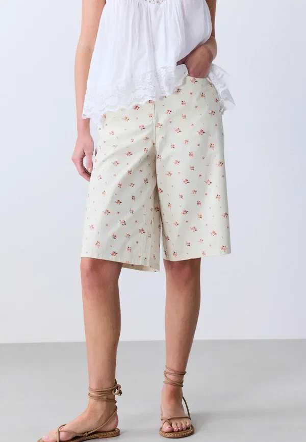 Шорты чинос Regular fit Next, ecru pink floral, цветочный принт розовый