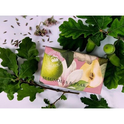 The English Soap Company Royal Botanical Gardens Kew Wrapped Мыло Роскошное мыло с маслом ши и грушей Увлажняющее мыло для лица и тела с ароматом магнолии и груши 240 г — фото 2