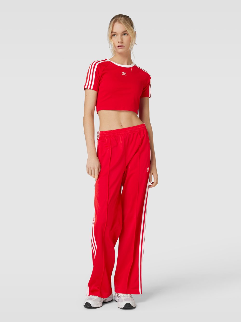 

Укороченная футболка с пришитой этикеткой adidas Originals, темно-красный