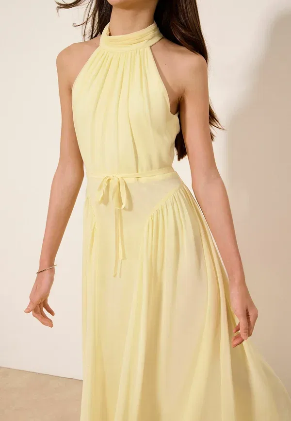 Платье макси Regular fit teen halter seamed maxi occasion dress Lipsy, сливочно-желтый — фото 3