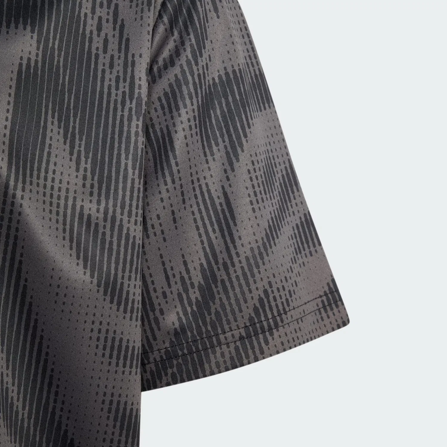 Спортивная футболка Adidas Sportswear Performance Shirt Icons в цветах графит и дымчато-серый — фото 4
