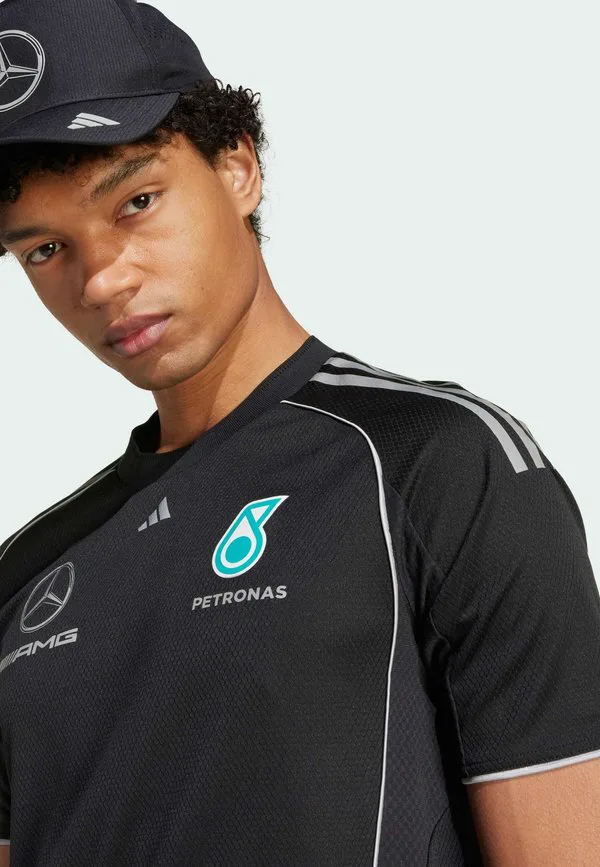 Футболка с принтом механиков команды mercedes amg petronas formula one Adidas Originals, Black Reflective Silver — фото 4