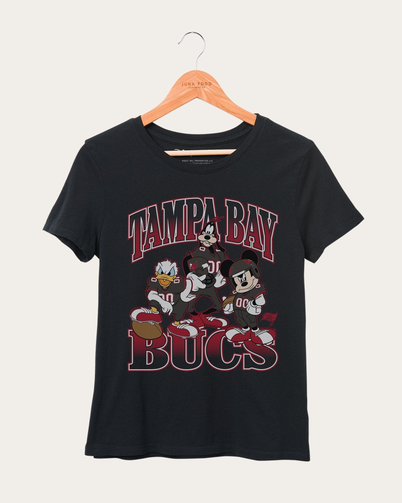 

Женская футболка Buccaneers Disney Huddle Up Junk Food Clothing, черный