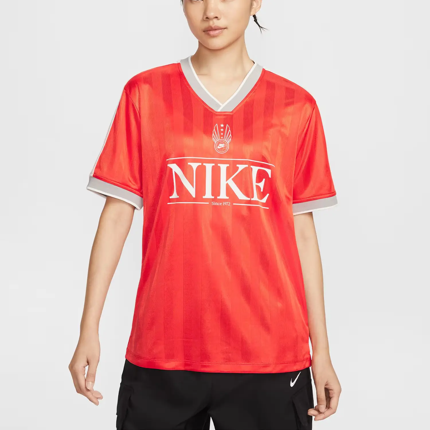 Женская футболка V-образным вырезом Nike, красный/синий — фото 3
