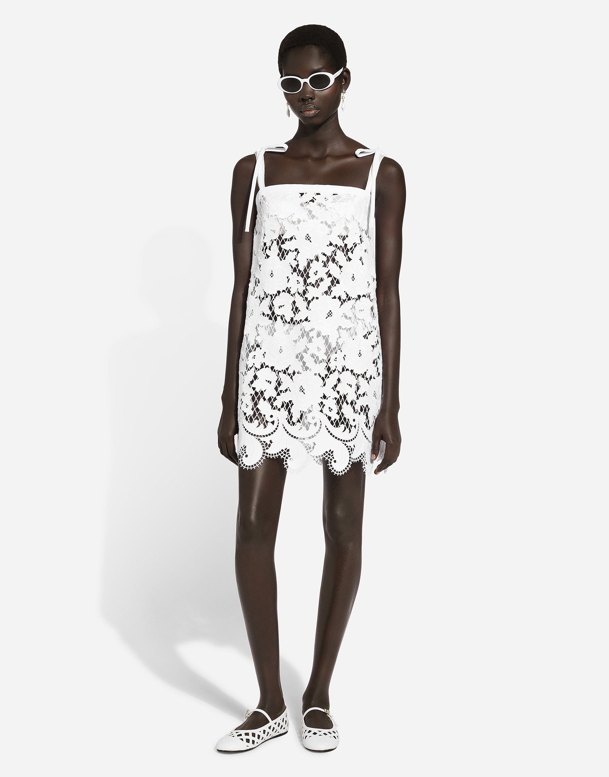 Хлопковое мини-платье с цветочной ажурной вышивкой Dolce & Gabbana, белый — фото 2