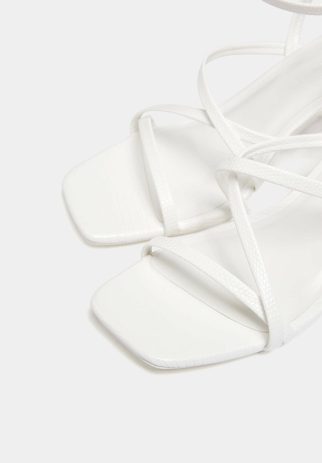 

Сандалии With Crossover Straps PULL&BEAR, белый