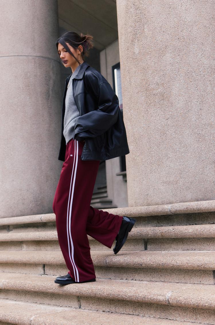 

Спортивные брюки с полосками по бокам Pull And Bear, бордовый