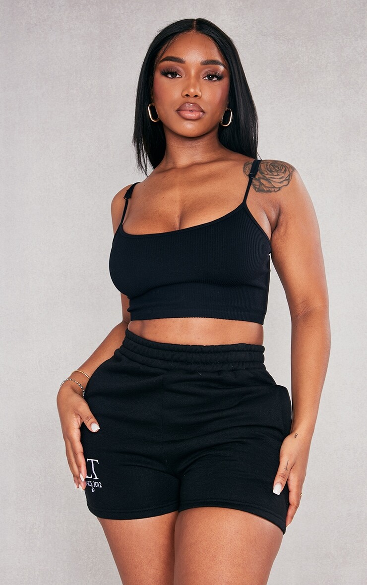 

PrettyLittleThing Укороченный топ черного цвета в рубчик с бретелями Shape