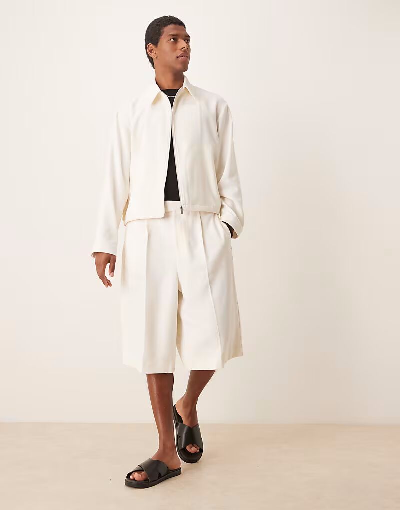 

Элегантные шорты-бермуды свободного кроя из белого микротекстурированного материала Asos Design