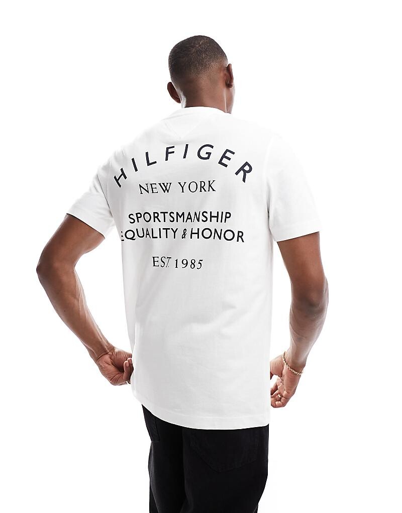 

Белая футболка с принтом на спине Tommy Hilfiger