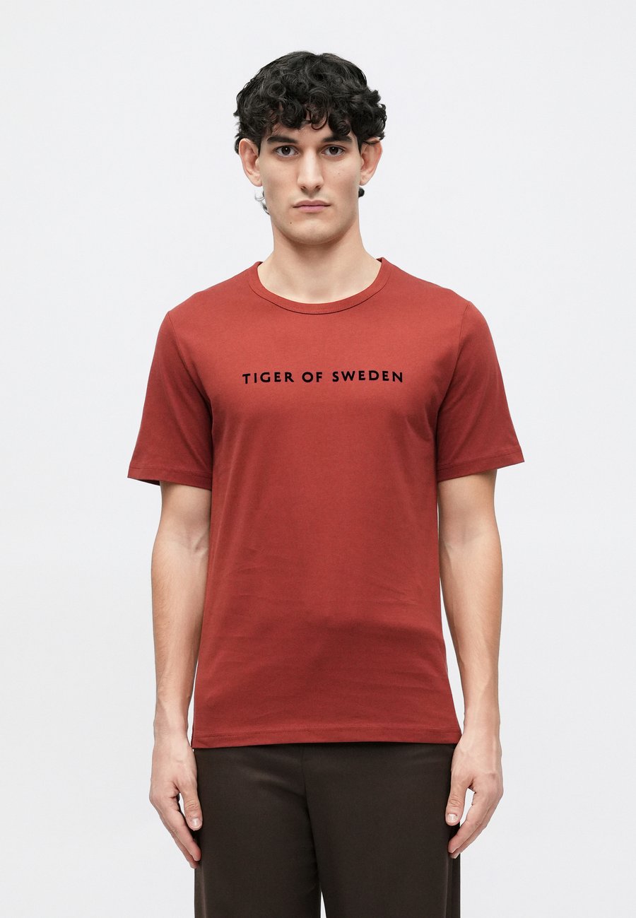 

Футболка Tiger of Sweden OLAF, Moroccan Clay/Brown, Коричневый, Футболка Tiger of Sweden OLAF, Moroccan Clay/Brown
