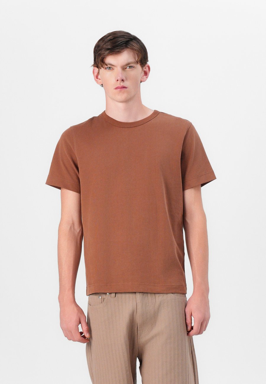 

Футболка Selected Homme SLHCHRIS O NECK TEE, Soft Silt/Brown, Коричневый, Футболка Selected Homme SLHCHRIS O NECK TEE, Soft Silt/Brown