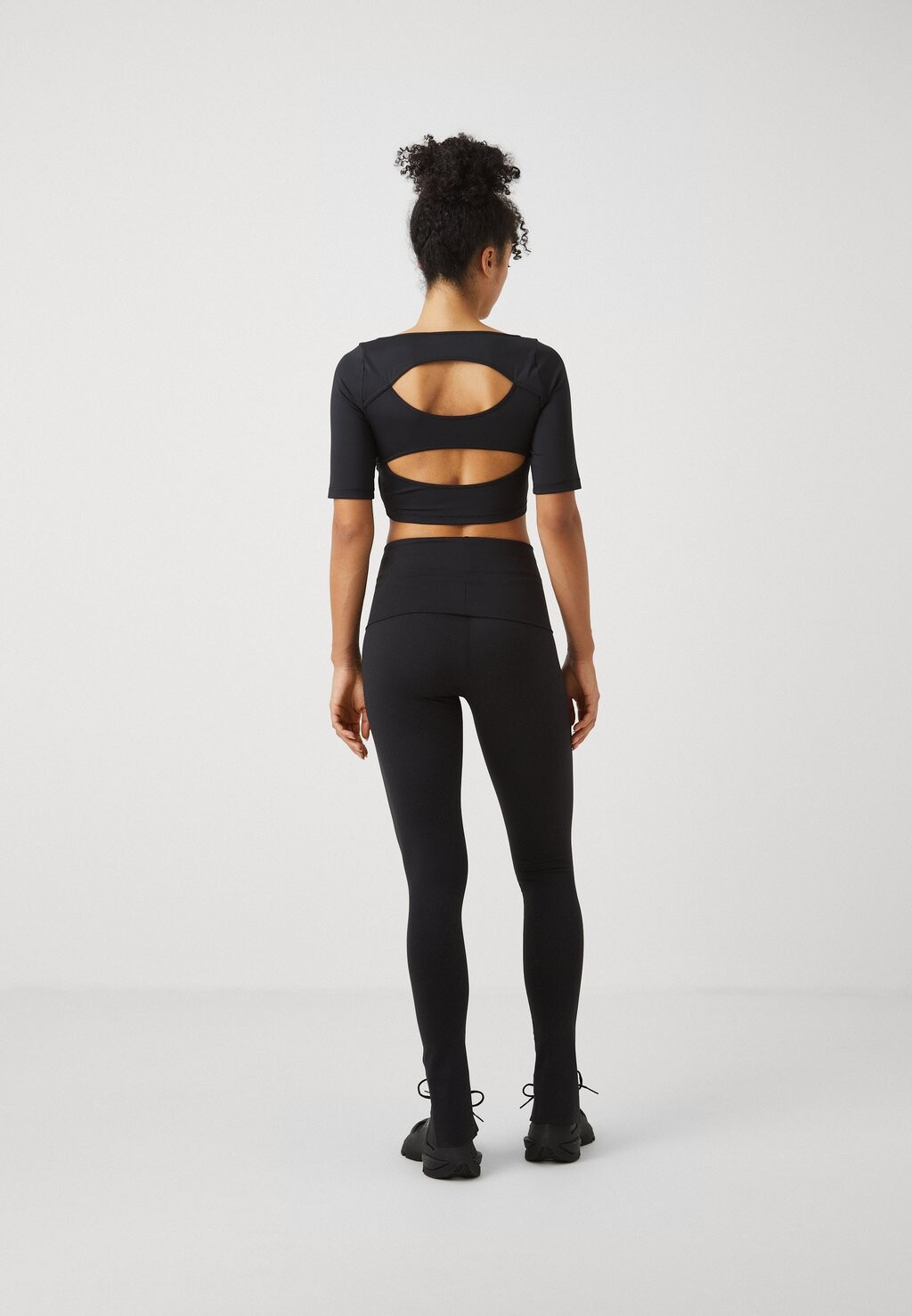 

Принт на футболке CROP adidas, черный