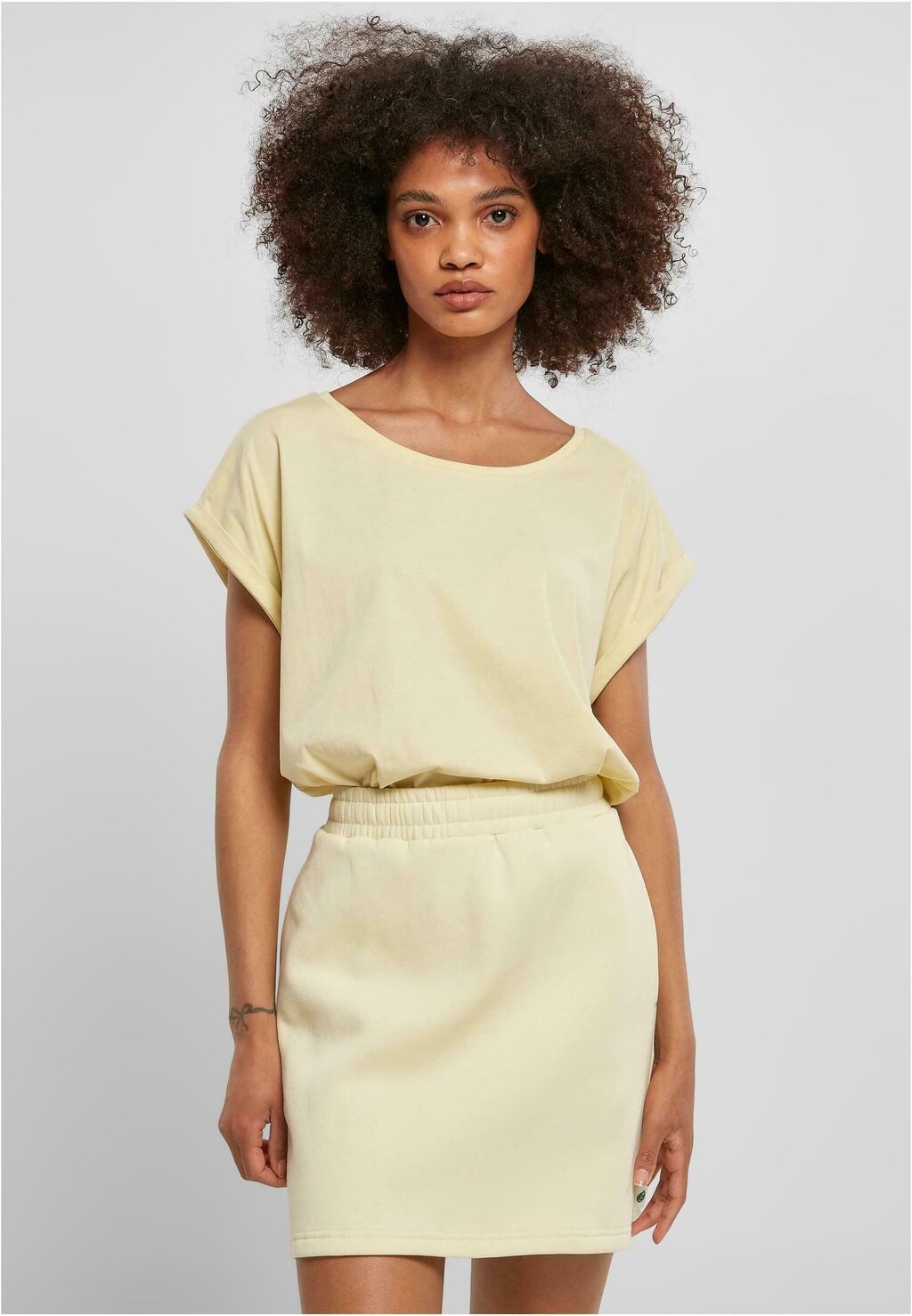 

Базовая футболка EXTENDED SHOULDER TEE Urban Classics, цвет softyellow