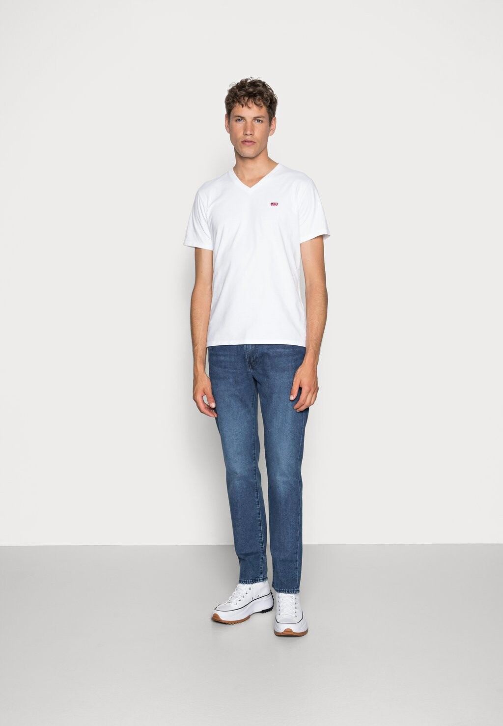 Базовая футболка Original V-Neck Levi's, белый — фото 2