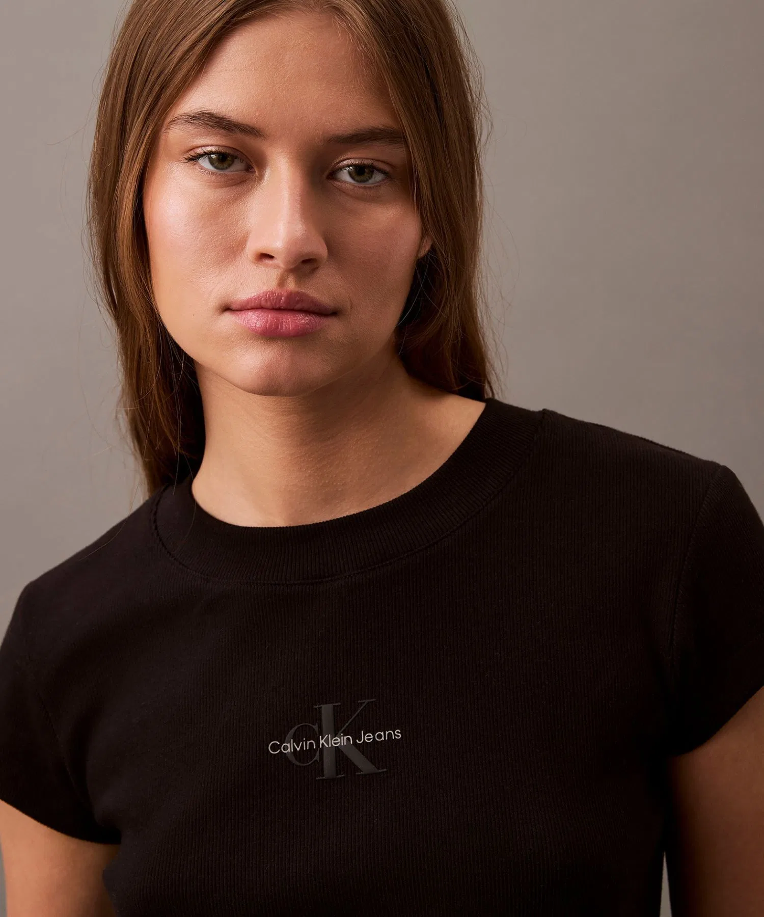 Женская футболка Calvin Klein с монограммой, укороченная, белая — фото 2