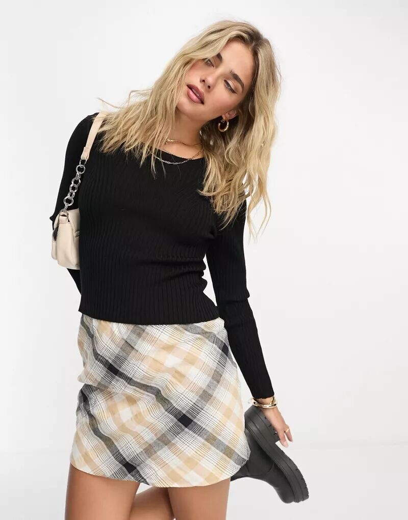 

Черный вязаный топ с круглым вырезом Stradivarius