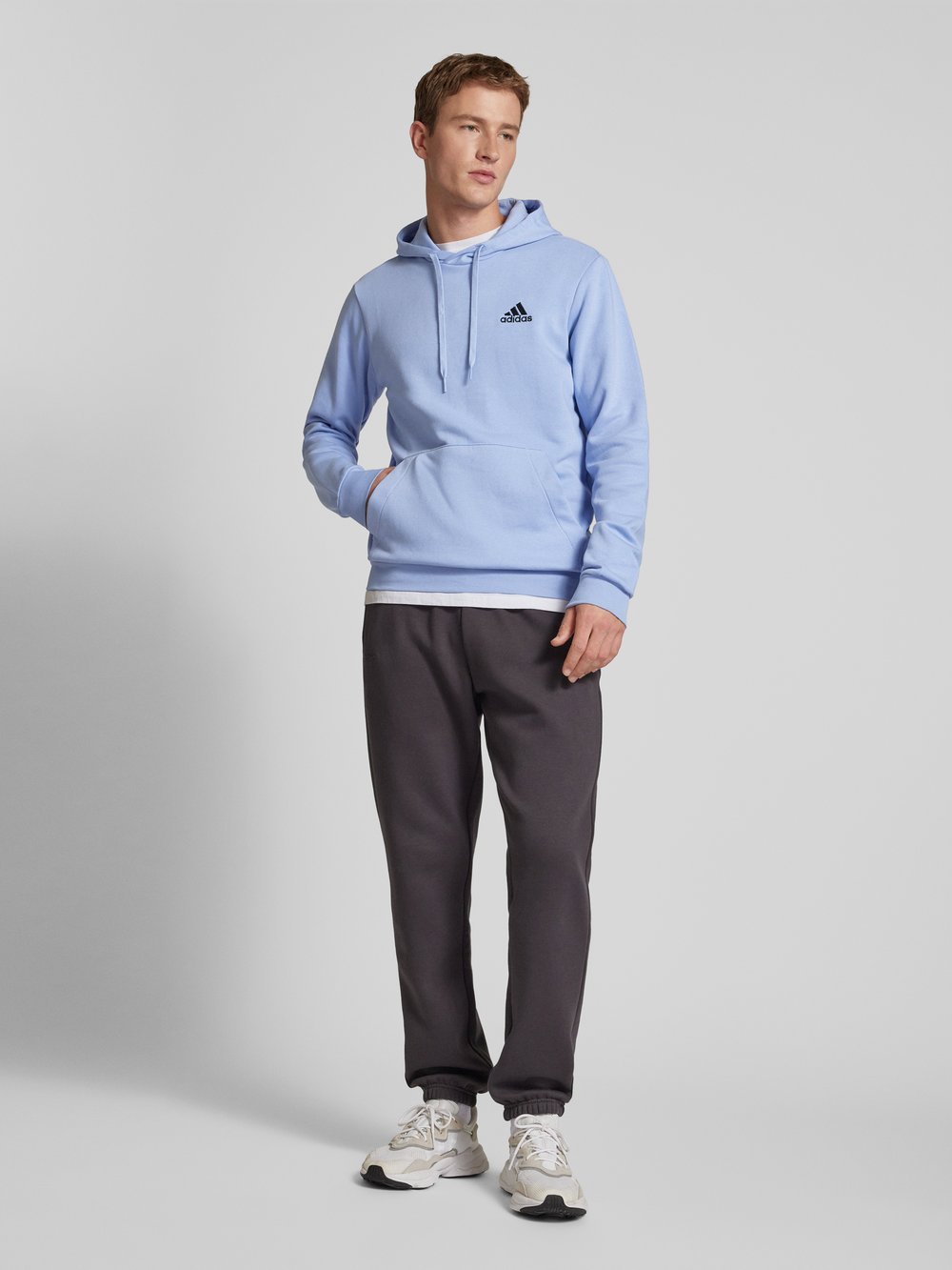 

Толстовка с капюшоном и вышитым логотипом ADIDAS SPORTSWEAR, светло-голубой