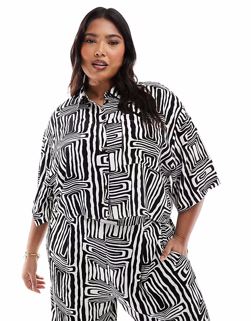 

Укороченная рубашка ASOS DESIGN Curve с монохромным принтом