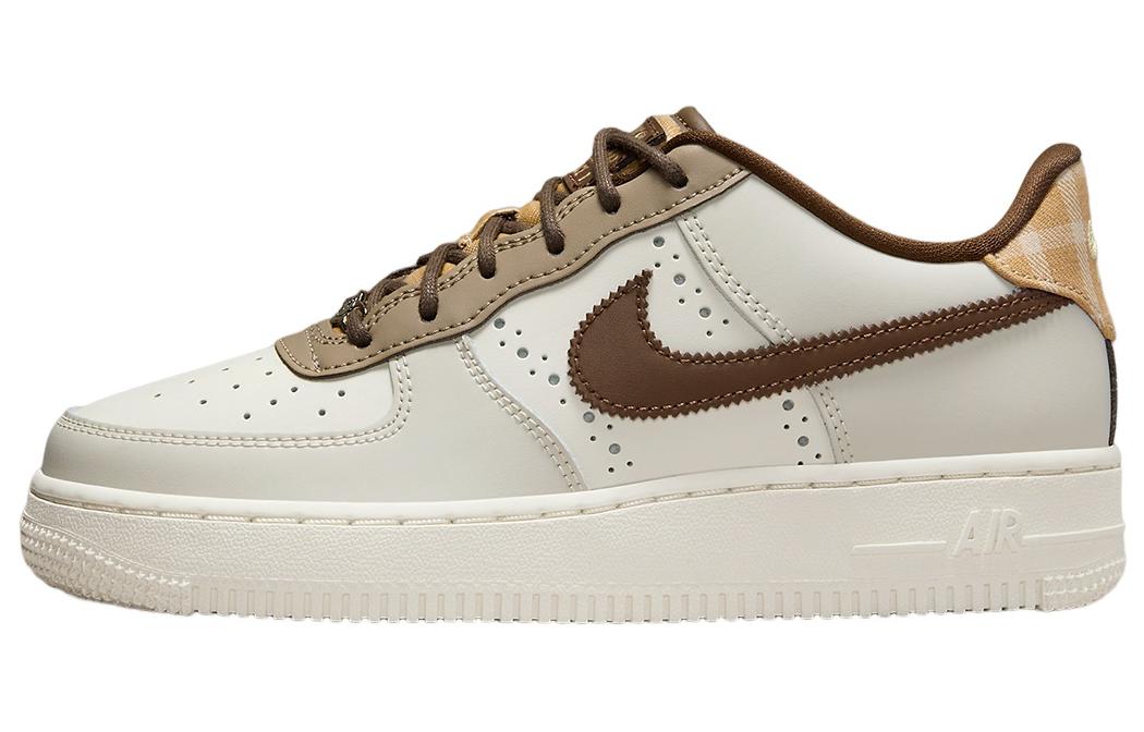 

Женские кроссовки для скейтбординга Nike Air Force 1 Low, белый/коричневый, Коричневый;белый, Женские кроссовки для скейтбординга Nike Air Force 1 Low, белый/коричневый