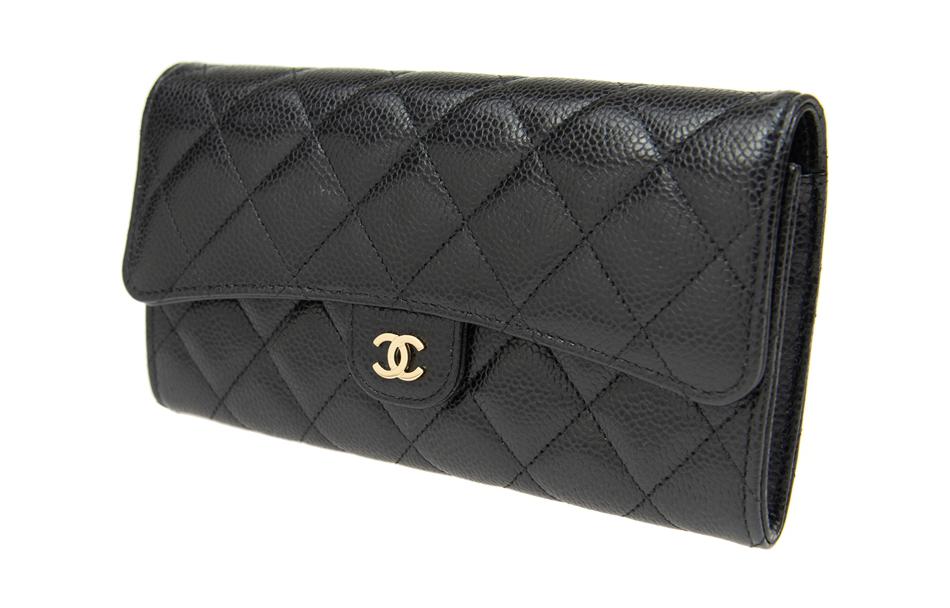 CHANEL Кожаный картхолдер с тиснением под зерно и металлической вставкой — фото 2