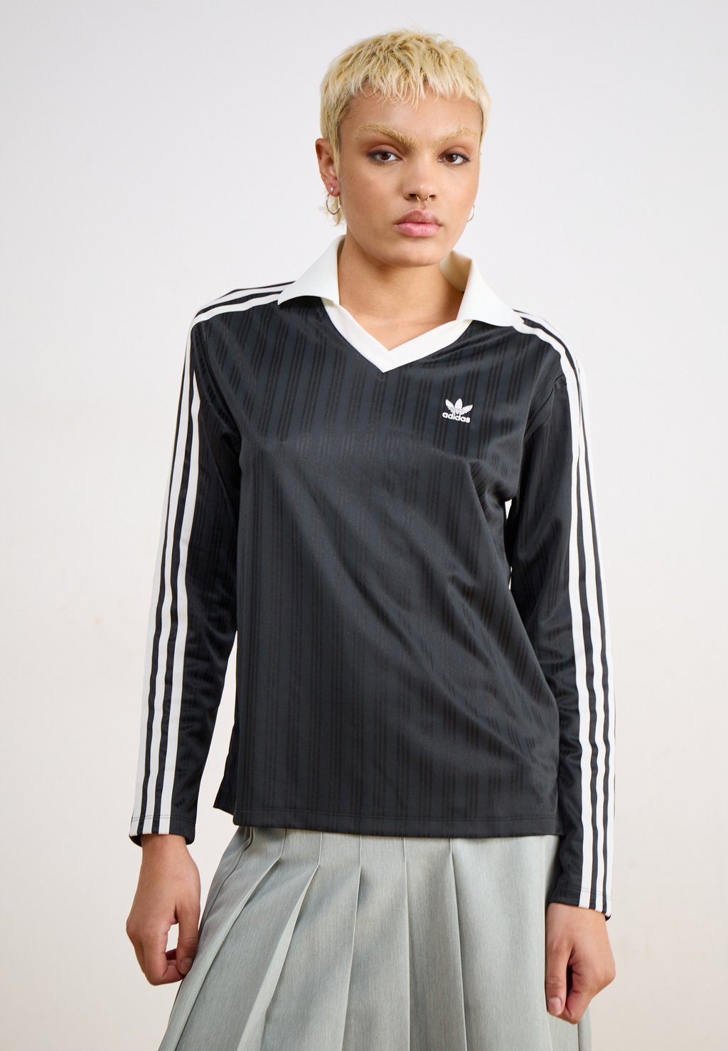 

Топ с длинными рукавами V NECK TEE adidas Originals, черный
