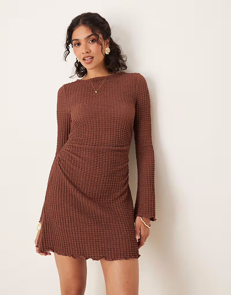

ASOS DESIGN фактурное мини-платье с косым вырезом и расклешенными рукавами коричневого цвета