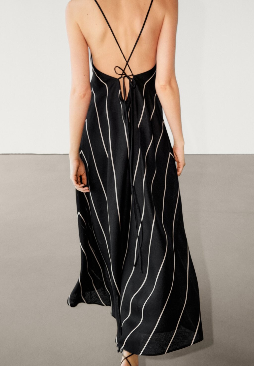 

Летнее платье Striped Massimo Dutti, черное