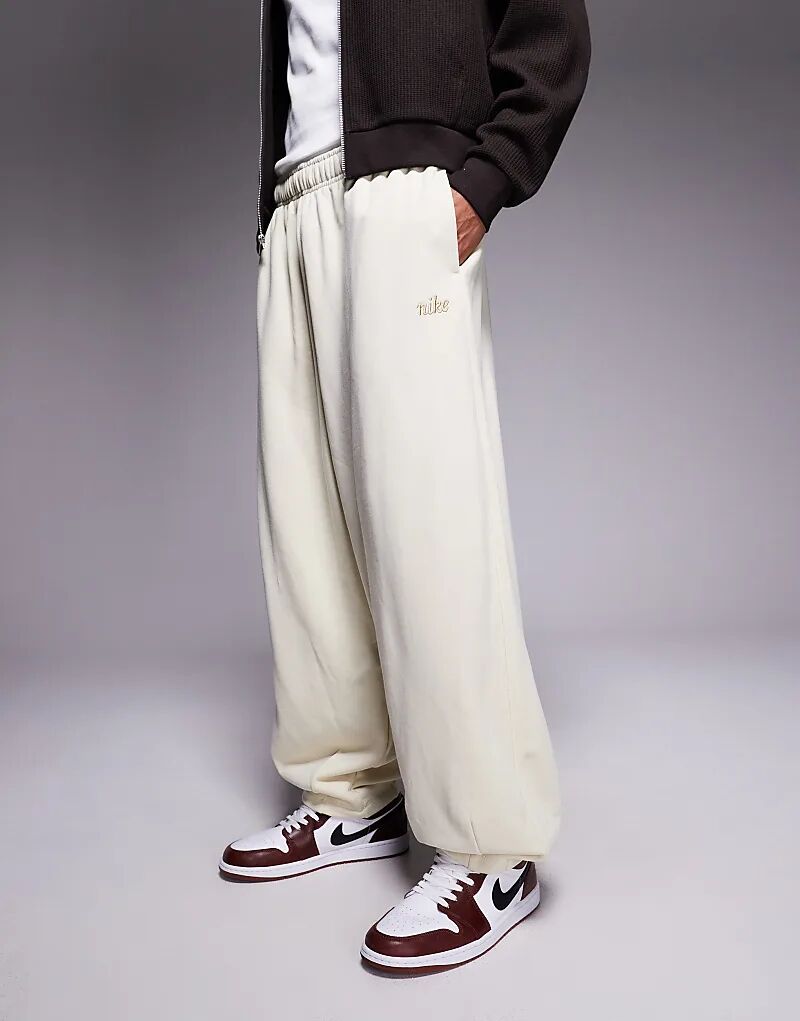 

Джоггеры Nike Club свободного кроя бежевого цвета