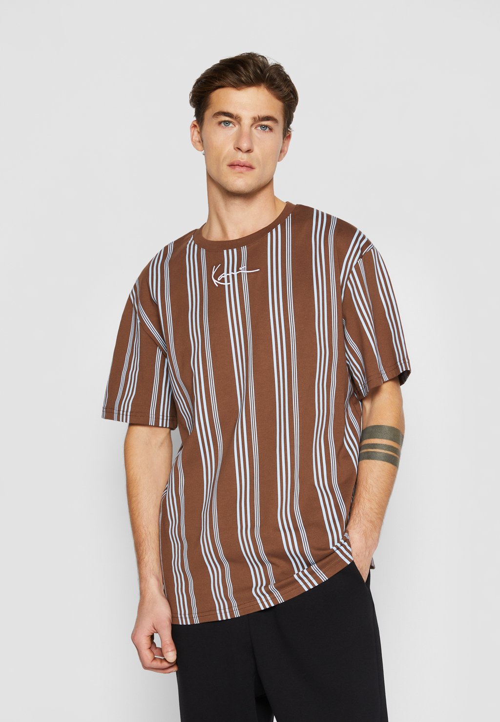 

Футболка с принтом SMALL SIGNATURE STRIPED Karl Kani, цвет brown light blue