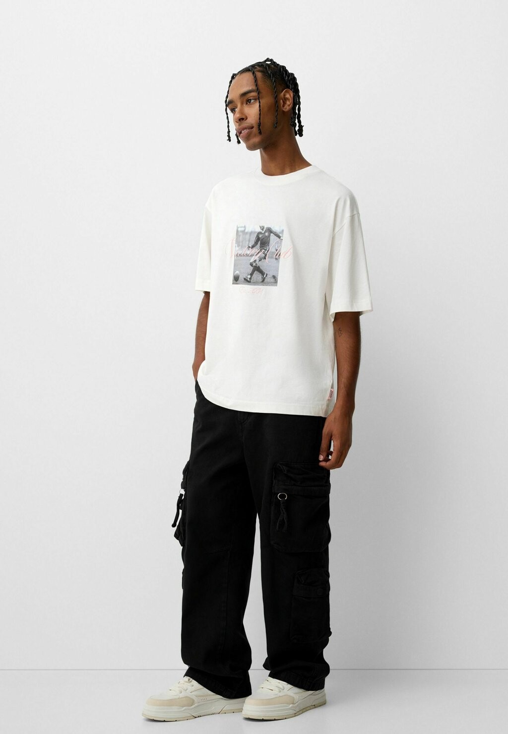 

Футболка с принтом SHORT SLEEVE RELAXED FIT WITH EMBROIDERY Bershka, бежевый