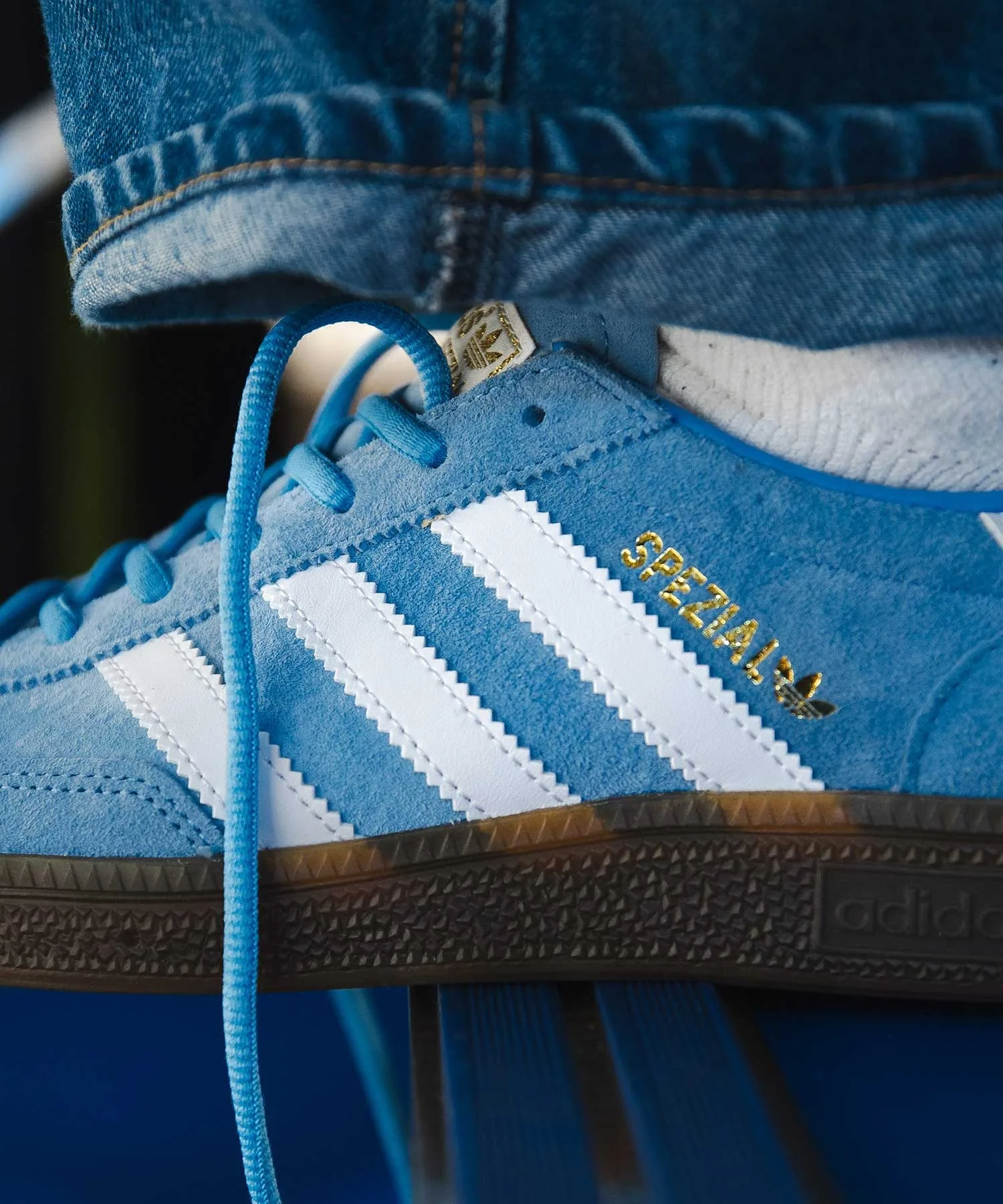 Кроссовки для мужчин и женщин из мягкой замши Handball Spezial adidas синие — фото 4