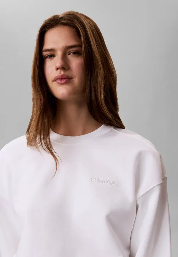 Свитшот Calvin Klein Standard logo crew, ярко-белый — фото 4