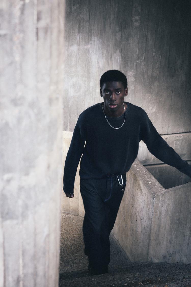 

Джемпер с необработанным краем, выстиранный Pull And Bear, черный