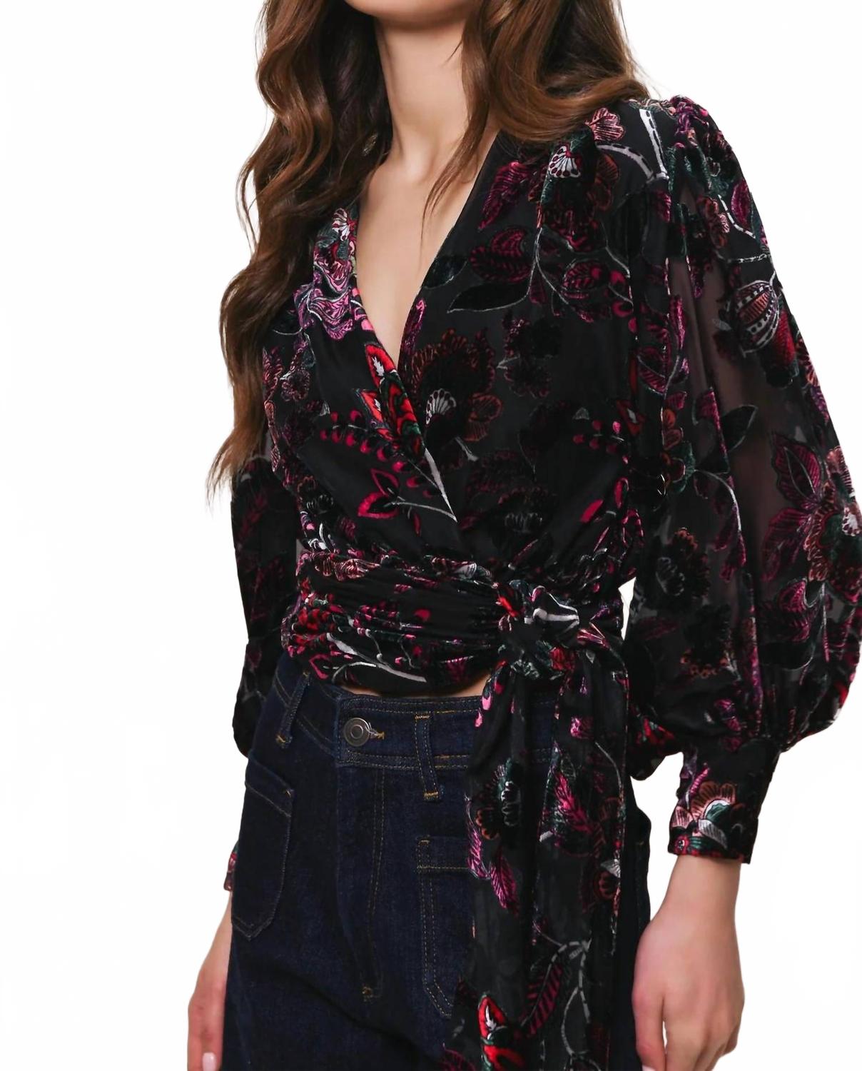 

Sanders V-образный обертывающий топ в черном цвете Hutch