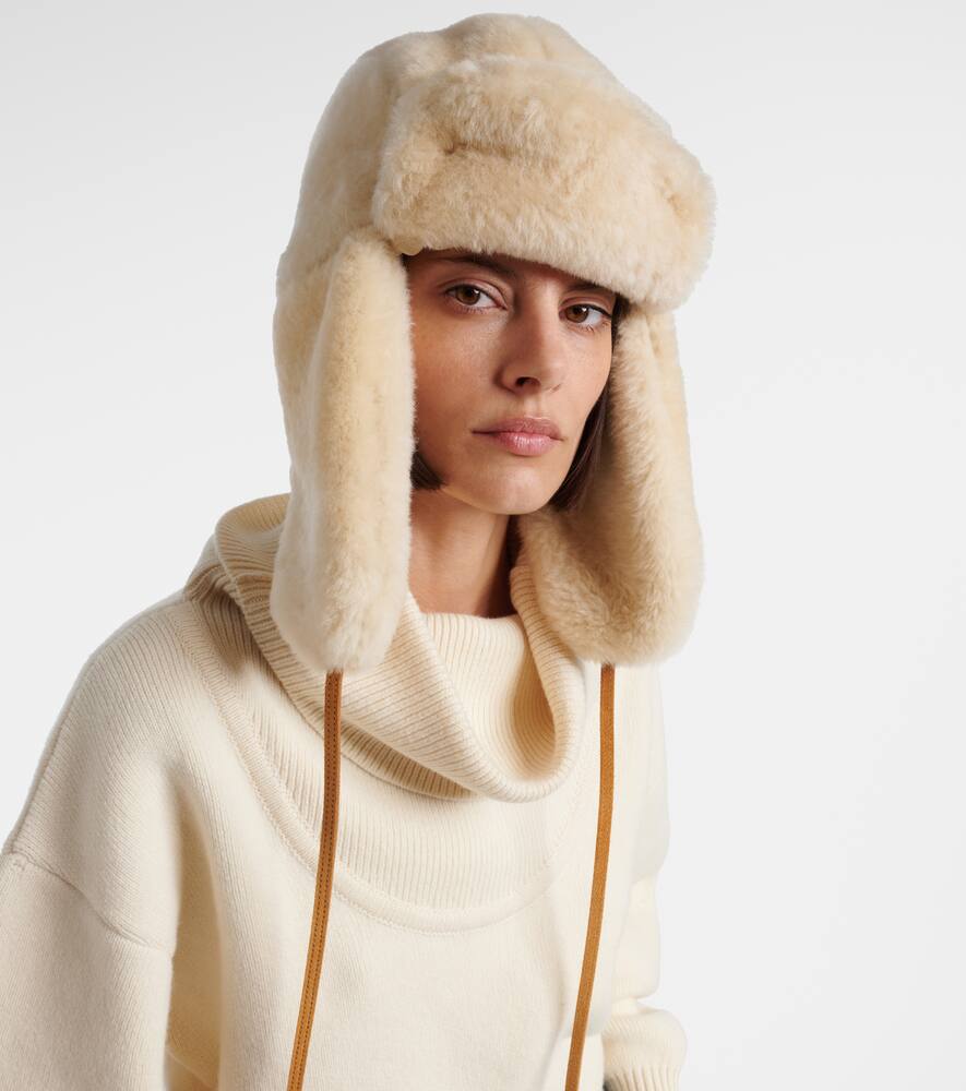 Шапка из овчины с кожаными вставками chapka Jacquemus, Off-White — фото 2